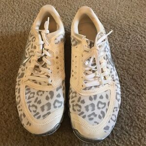 White/silver Nike Cheetah shoes!